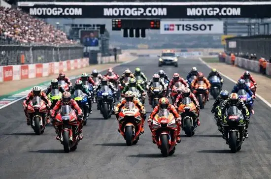 Стартова решетка в MotoGP със състезатели преди началото на надпреварата