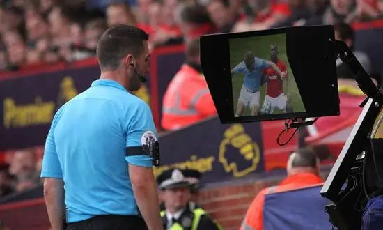 VAR система във футбола - видеоарбитраж и технологии в модерната игра през 2026 година